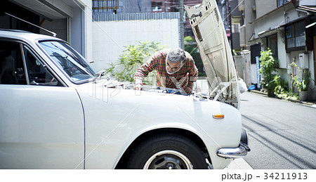 車を修理するシニア男性 34211913