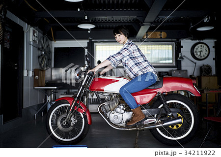 バイクにまたがる女性 34211922