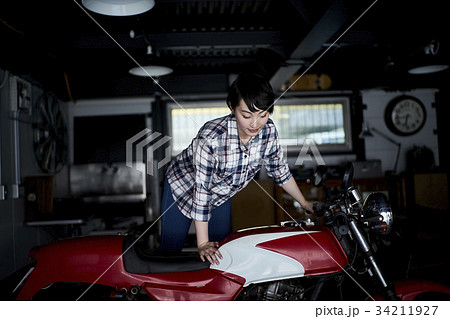 バイクにまたがる女性 34211927