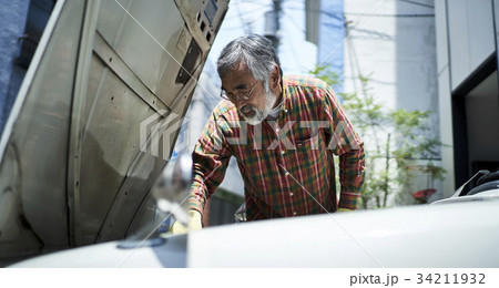 車を修理するシニア男性 34211932