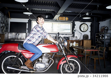 バイクにまたがる女性 34211966
