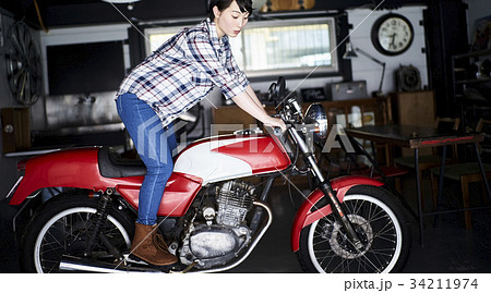 バイクにまたがる女性 34211974