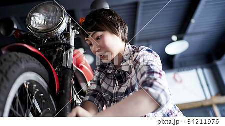 バイクを修理する女性 34211976
