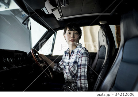 運転する女性 34212006