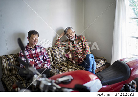 バイクを眺めるシニア男性 バイクを眺めるシニア男性 34212033
