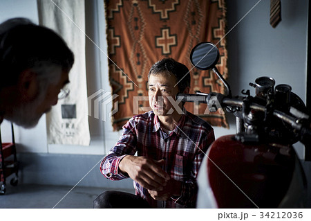 バイクを修理するシニア男性 34212036