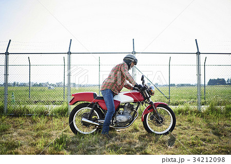 バイクに乗るシニア男性 バイクに乗るシニア男性 34212098
