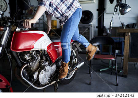 バイクに乗る女性 バイクに乗る女性 34212142