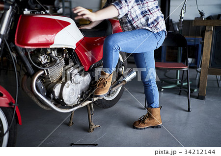 バイクに乗る女性 34212144