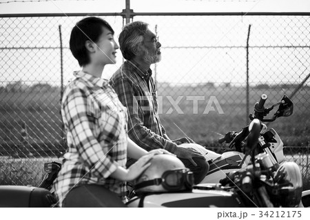 バイクに乗るシニアと女性 バイクに乗るシニアと女性 34212175