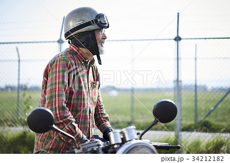 バイクに乗るシニア男性 34212182