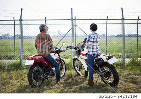 バイクに乗るシニアと女性 34212184