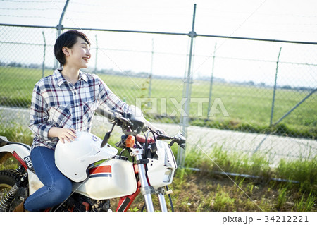 バイクにまたがる女性 34212221