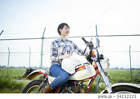 バイクにまたがる女性 34212223