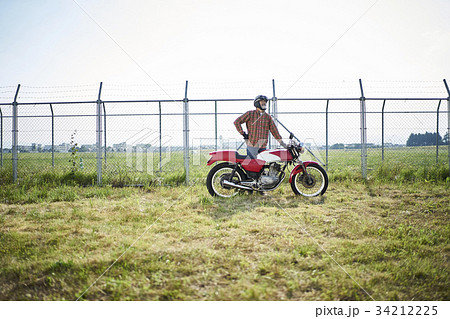 バイクに乗るシニア男性 34212225