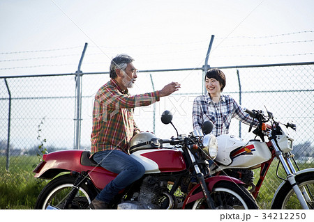 バイクに乗るシニアと女性の写真素材 34212250 Pixta