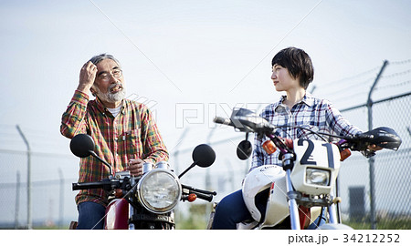 バイクに乗るシニアと女性 34212252
