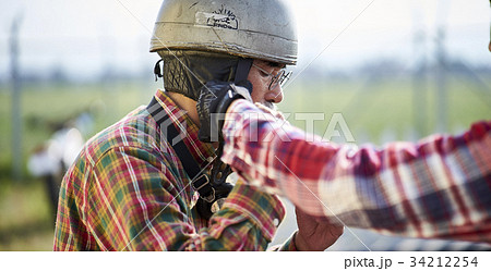 バイクに乗るシニア男性 バイクに乗るシニア男性 34212254