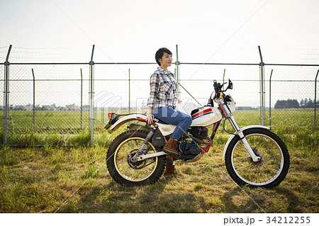 バイクにまたがる女性 34212255