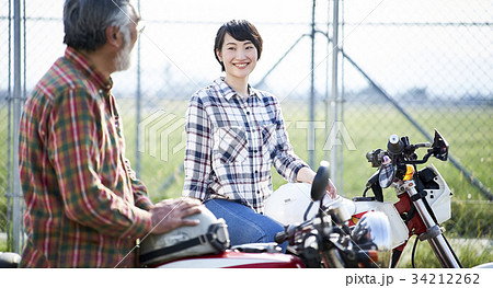 バイクに乗るシニアと女性 バイクに乗るシニアと女性 34212262