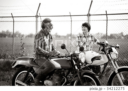 バイクに乗るシニアと女性 34212275
