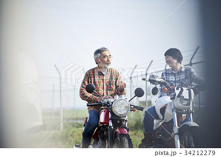 バイクに乗るシニアと女性 34212279