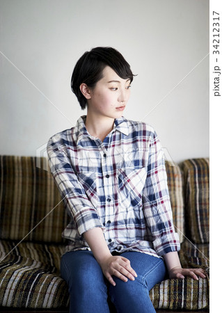 カジュアルな女性　ポートレート 34212317