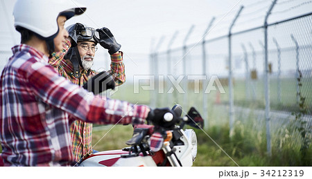 バイクに乗るシニア男性 バイクに乗るシニア男性 34212319