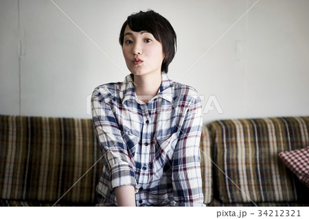 カジュアルな女性　ポートレート 34212321