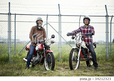 バイクに乗るシニア男性 34212323
