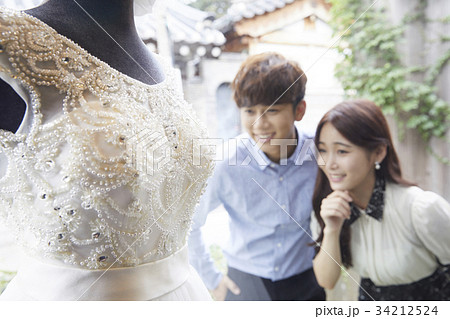 感情 結婚 ドレス 34212524