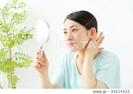 ヘアチェックする女性 34214322