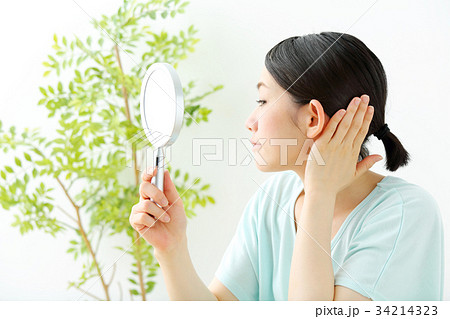 ヘアチェックする女性 ヘアチェックする女性 34214323