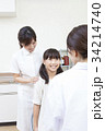 病院内の写真_診察_女の子 34214740