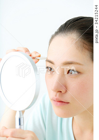 まゆ毛を抜く女性 34215244
