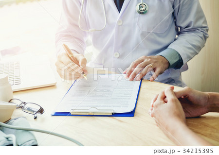 Doctors and patients sit and talk to the patient 34215395