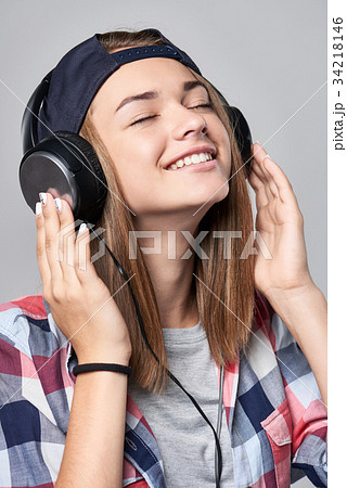 Teen girl listening enjoying music 34218146