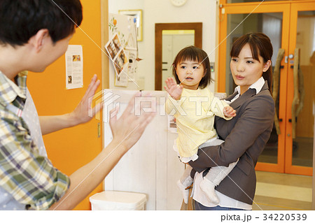 保育園　幼稚園　託児所　送り迎え　送迎　　撮影協力・RYOZAN PARK大塚 34220539