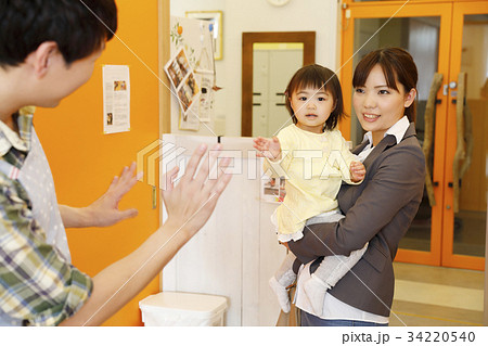 保育園　幼稚園　託児所　送り迎え　送迎　　撮影協力・RYOZAN PARK大塚 34220540