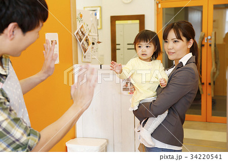 保育園　幼稚園　託児所　送り迎え　送迎　　撮影協力・RYOZAN PARK大塚 34220541