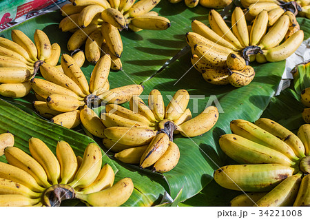 Banana sales in the market 34221008