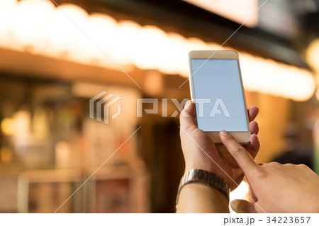 スマートフォン　夜の繁華街 34223657