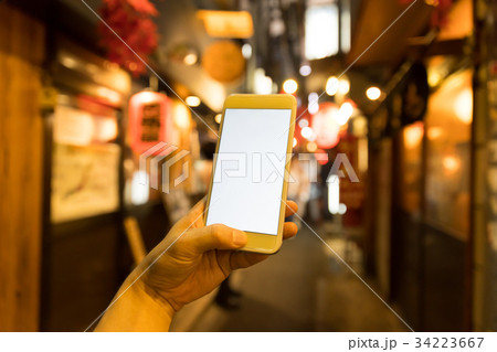 スマートフォン　夜の繁華街 34223667