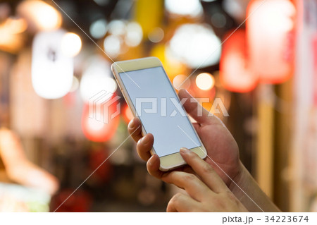 スマートフォン　夜の繁華街 34223674