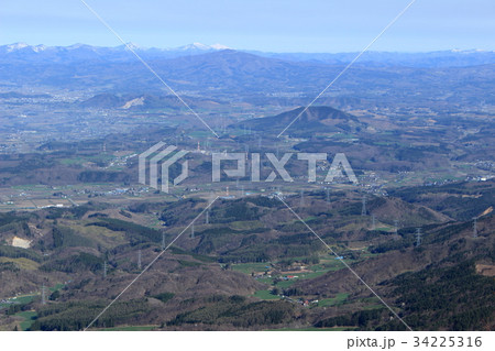 姫神山から見える岩手県盛岡市にある林の中の鉄塔 34225316