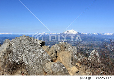 姫神山の岩場と岩手山 34225447