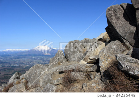 姫神山の岩場と岩手山 34225448