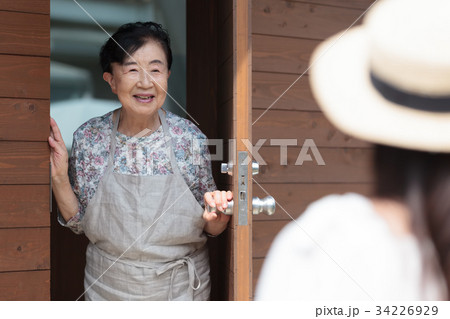 祖母 孫 三世代 帰省 祖母 孫 三世代 帰省 34226929