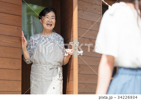祖母 孫 三世代 帰省 祖母 孫 三世代 帰省 34226934