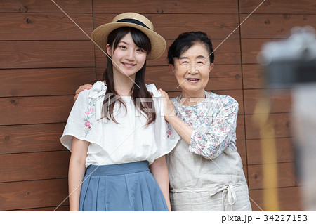 祖母　孫　帰省　記念撮影 34227153
